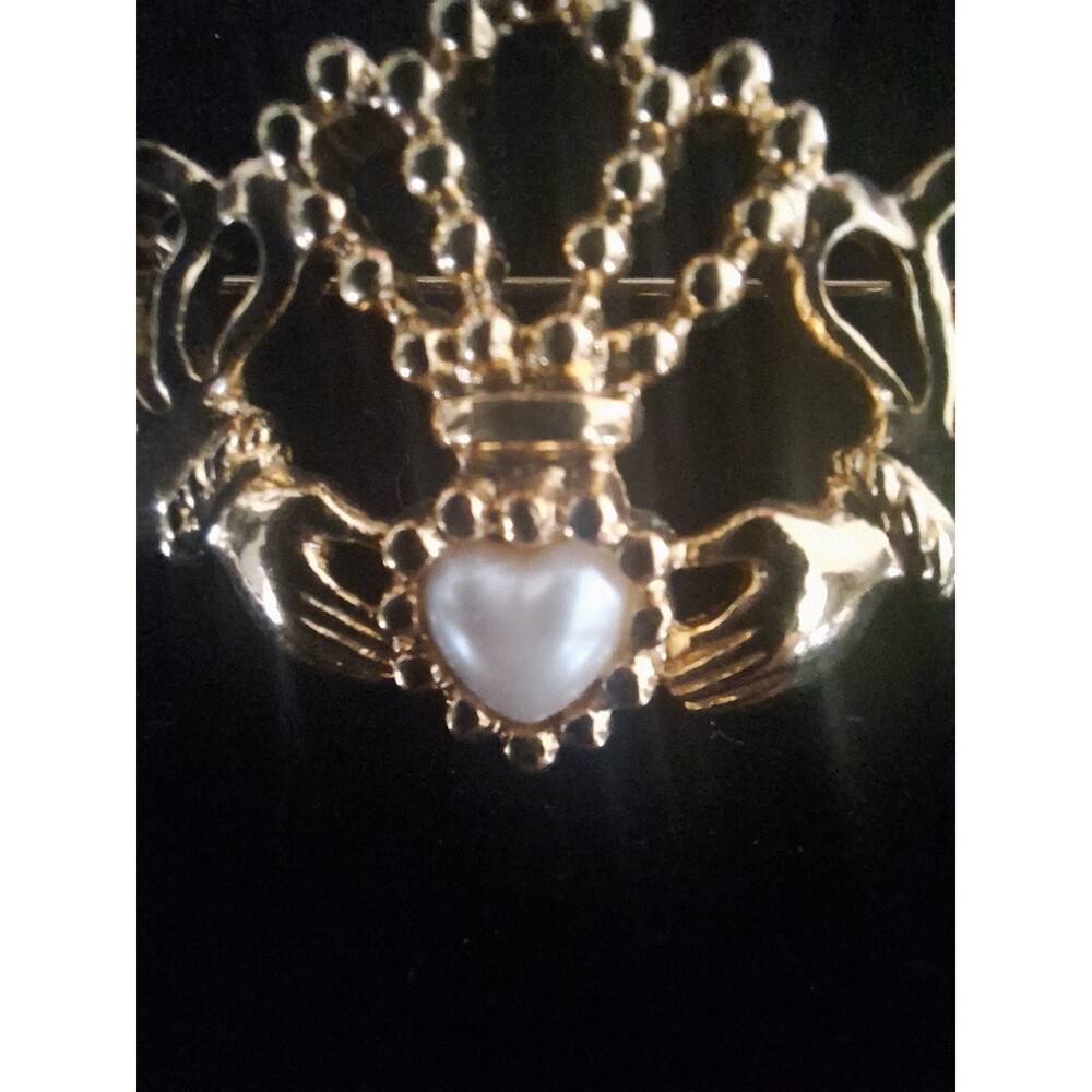 Avon Charming Claddagh Brooch with Pearl Heart Center - Picture 4 of 6
